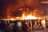 Gedung DPRD Makassar terbakar jadi tonton warga