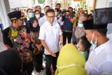 Menteri Kesehatan Budi Gunadi Sadikin (tengah) didampingi Bupati Sumenep Achmad Fauzi (kiri) berbincang dengan keluarga penderita campak yang telah sembuh di Desa Kalianget Timur, Sumenep, Jawa Timur, Kamis (28/8/2025). Kunjungan tersebut untuk memantau secara langsung pelaksanaan imunisasi massal atau Outbreak Response Immunization (ORI) untuk mempercepat penanganan Kejadian Luar Biasa (KLB) campak di Sumenep. ANTARA Jatim/Rizal Hanafi/mas.