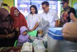 Menteri Kesehatan Budi Gunadi Sadikin (kedua kanan) didampingi Bupati Sumenep Achmad Fauzi (kanan) meninjau pelaksanaan imunisasi campak di TK Qurrota A'yun, Sumenep, Jawa Timur, Kamis (28/8/2025). Kunjungan tersebut untuk memantau secara langsung pelaksanaan imunisasi massal atau Outbreak Response Immunization (ORI) untuk mempercepat penanganan Kejadian Luar Biasa (KLB) campak di Sumenep. ANTARA Jatim/Rizal Hanafi/mas.