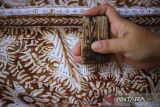 Pembatik menyelesaikan pesanan batik dengan teknik Complongan di workshop Batik Indra Desa Terusan, Sindang, Indramayu, Jawa Barat, Jumat (29/8/2025). Complongan merupakan suatu teknik melubangi kain batik dengan deretan jarum dan dilakukan sebelum kain diwarnai menggunakan pewarna alam setelah kain dilapisi lilin hingga menghasilkan motif khas (Complongan) yang dijual Rp150.000 hingga Rp5.000.000 per lembarnya terrgantung motif dan tingkat kerumitan. ANTARA FOTO/Dedhez Anggara/agr