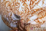Pembatik menyelesaikan pesanan batik dengan teknik Complongan di workshop Batik Indra desa Terusan, Sindang, Indramayu, Jawa Barat, Jumat (29/8/2025). Complongan merupakan suatu teknik melubangi kain batik dengan deretan jarum dan dilakukan sebelum kain diwarnai menggunakan pewarna alam setelah kain dilapisi lilin hingga menghasilkan motif khas (Complongan) yang dijual Rp150.000 hingga Rp5.000.000 per lembarnya terrgantung motif dan tingkat kerumitan. ANTARA FOTO/Dedhez Anggara/agr