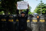 Pengunjuk rasa menunjukkan poster saat aksi menuntut pengusutan kasus penabrakan pengemudi ojek online oleh mobil rantis Brimob di depan Markas Komando Brimob Polda Metro Jaya, Kwitang, Jakarta, Jumat (29/8/2025). ANTARA FOTO/Putra M. Akbar/nz 