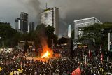Massa di Polda Metro Jaya bakar ban dan berupaya rusak CCTV