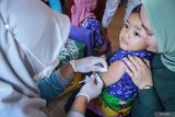 Petugas Puskesmas Pamolokan menyuntikan vaksin Measles-Rubella (MR) kepada siswa di PAUD El-Fath, Sumenep, Jawa Timur, Jumat (29/8/2025). Berdasarkan data Dinas Kesehatan, Pengendalian Penduduk, dan Keluarga Berencana (DKPP-KB) Sumenep per Jumat (29/8) jumlah penerima imunisasi campak mencapai 23.213 anak dari target sebanyak 73.969 anak, sedangkan jumlah kasus terjangkit campak sebanyak 2.411 anak dengan 20 anak meninggal dunia dan 2.317 dinyatakan sembuh. Antara Jatim/Rizal Hanafi/um