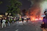 Massa membakar dua bus polisi di markas Gegana Jakarta Pusat