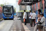 Transjakarta mulai buka layanan secara bertahap