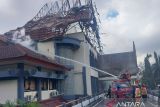 Gedung DPRD NTB dibakar, barang dijarah massa