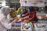 Warga membeli sayuran saat Gerakan Pangan Murah serentak di Kantor Kecamatan Cihideung, Kota Tasikmalaya, Jawa Barat, Sabtu (30/8/2025). Pemerintah Kota Tasikmalaya menyediakan 70 ton beras SPHP di 10 Kecamatan se-Kota Tasikmalaya dalam menjaga stabilitas harga pangan sekaligus memastikan ketersediaan pasokan yang terjangkau bagi masyarakat. ANTARA FOTO/Adeng Bustomi/agr