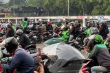 Lalu lintas tersendat di depan gerbang utama DPR RI