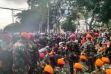 Pasukan TNI duduk di jalan sambil dengan aspirasi demonstran di Jakarta Pusat