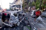 Warga jarah barang  di kantor DPRD Kota Makassar, setelah dibakar