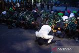 Pengunjuk rasa memimpin shalat maghrib bersama prajurit TNI di area Gedung DPRD Provinsi Jawa Barat, Bandung, Jawa Barat, Sabtu (30/8/2025). ANTARA FOTO/Novrian Arbi/agr