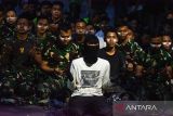 Pengunjuk rasa memimpin doa usai shalat maghrib bersama prajurit TNI di area Gedung DPRD Provinsi Jawa Barat, Bandung, Jawa Barat, Sabtu (30/8/2025). ANTARA FOTO/Novrian Arbi/agr