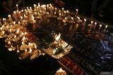 Aksi solidaritas di Surabaya. Pengemudi ojek daring menyalakan lilin saat mengikuti aksi solidaritas di halaman Mapolda Jatim di Surabaya, Jawa Timur, Jumat (29/8/2025). Aksi tersebut sebagai bentuk solidaritas atas meninggalnya pengendara ojek daring Affan Kurniawan. ANTARA Jatim/Moch Asim.