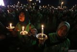 Pengemudi ojek daring menyalakan lilin saat mengikuti aksi solidaritas di halaman Mapolda Jatim di Surabaya, Jawa Timur, Jumat (29/8/2025). Aksi tersebut sebagai bentuk solidaritas atas meninggalnya pengendara ojek daring Affan Kurniawan. ANTARA Jatim/Moch Asim.