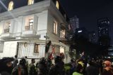 Polisi dan TNI berjaga di rumah Eko Patrio usai dijarah