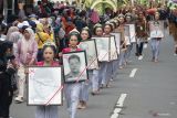 Iringi-iringan gadis berpakaian adat Jawa berjalan sambil membawa bingkai foto tokoh bupati/wakil bupati trenggalek dari massa ke massa dalam rangkaian kirab pusaka dan pawai budaya di Trenggalek, Jawa Timur, Minggu (31/8/2025). Kirab pusaka dan pawai budaya itu menandai puncak peringatan Hari Jadi ke-831 Kabupaten Trenggalek yang jatuh pada 31 Agustus. ANTARA Jatim/Destyan Sujarwoko/mas.