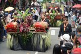 Petugas mengenakan pakaian adat Jawa menabuh alat musik kendang dan gamelan dalam rangkaian kirab pusaka dan pawai budaya di Trenggalek, Jawa Timur, Minggu (31/8/2025). Kirab pusaka dan pawai budaya itu menandai puncak peringatan Hari Jadi ke-831 Kabupaten Trenggalek yang jatuh pada 31 Agustus. ANTARA Jatim/Destyan Sujarwoko/mas.