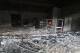 Suasana salah satu ruangan yang terbakar pascakerusuhan di gedung Pemkab Kediri, Jawa Timur, Minggu (31/8/2025). Kerusuhan dan penjarahan oleh massa tidak dikenal pada Sabtu (30/08/2025) malam tersebut mengakibatkan gedung pemkab, gedung DPRD, Samsat, dan puluhan mobil terbakar. ANTARA Jatim/Prasetia Fauzani/mas.