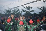 Prajurit TNI berusaha menenangkan massa saat berunjuk rasa di DPRD Kota Madiun, Jawa Timur, Sabtu (30/8/2025). Unjuk rasa yang dilakukan ratusan orang terdiri dari mahasiswa, pengemudi ojek daring  serta elemen masyarakat tersebut mengecam tindakan kekerasan polisi kepada pengemudi ojek daring dan menuntut dibatalkannya tunjangan anggota DPR. ANTARA Jatim/Siswowidodo/mas.