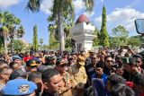 Gubernur NTT dan Forkompimda menemui mahasiswa yang berunjuk rasa