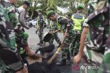 Prajurit TNI membersihkan sampah sisa bakar ban setelah aksi unjuk rasa di DPRD Kabupaten Ciamis, Jawa Barat, Senin (1/9/2025). Aksi gerak cepat membersihkan sampah pascaunjukrasa yang dilakukan TNI dan Polri itu untuk memberikan kenyamanan dan keindahan untuk masyarakat. ANTARA FOTO/Adeng Bustomi/agr