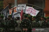 Personel TNI berjaga saat berlangsung aksi unjuk rasa yang digelar oleh mahasiswa di depan Gedung DPRD Banten, Kota Serang, Banten, Senin (1/9/2025). Dalam aksi tersebut mereka menuntut pengesahan RUU perampasan aset, penghapusan kenaikan tunjangan anggota DPR, dan reformasi institusi Polri. ANTARA FOTO/Angga Budhiyanto/gp