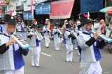 Penampilan peserta marching band dalam Pawai Baris Berbaris HUT Ke-80 Republik Indonesia di Kota Pangkalpinang, Bangka Belitung, Senin (1/9/2025). Pawai Baris Berbaris yang digelar Pemerintah Provinsi Bangka Belitung ini diikuti 121 regu dan 18 regu marching band. ANTARA FOTO/Bima Agustian 