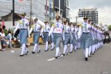 Peserta Pawai Baris Berbaris tingkat SMA menampilkan formasi baris berbaris dalam rangka memperingati HUT Ke-80 Republik Indonesia di Kota Pangkalpinang, Bangka Belitung, Senin (1/9/2025). Pawai Baris Berbaris yang digelar Pemerintah Provinsi Bangka Belitung ini diikuti 121 regu dan 18 regu marching band. ANTARA FOTO/Bima Agustian 
