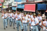 Peserta Pawai Baris Berbaris tingkat SMA menampilkan formasi baris berbaris dalam rangka memperingati HUT Ke-80 Republik Indonesia di Kota Pangkalpinang, Bangka Belitung, Senin (1/9/2025). Pawai Baris Berbaris yang digelar Pemerintah Provinsi Bangka Belitung ini diikuti 121 regu dan 18 regu marching band. ANTARA FOTO/Bima Agustian 