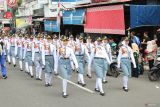 Peserta Pawai Baris Berbaris tingkat SMA menampilkan formasi baris berbaris dalam rangka memperingati HUT Ke-80 Republik Indonesia di Kota Pangkalpinang, Bangka Belitung, Senin (1/9/2025). Pawai Baris Berbaris yang digelar Pemerintah Provinsi Bangka Belitung ini diikuti 121 regu dan 18 regu marching band. ANTARA FOTO/Bima Agustian 