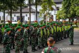 Prajurit TNI melakukan apel pengamanan di Gedung Sate, Bandung, Jawa Barat, Senin (1/9/2025). Polda Jawa Barat menetapkan status siaga satu untuk mengantisipasi aksi unjuk rasa yang terjadi di sejumlah tempat khususnya wilayah hukum Jawa Barat serta penetapan status siaga satu tersebut dilakukan sebagai tindak lanjut dari arahan Mabes Polri. ANTARA FOTO/Raisan Al Farisi/agr