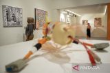 Pengunjung melihat karya seni yang dipajang pada Masagi #2 Asean Disability Art Exhibition di Galeri Panyawangan, Kota Baru Parahyangan, Kabupaten Bandung Barat, Jawa Barat, Senin (1/9/2025). Pameran seni rupa yang berlangsung hingga 27 September itu mengusung tema Silent Memories, Resonant World dengan menampilkan puluhan karya dari seniman penyandang disabilitas negara ASEAN sebagai ajang untuk mengekspresikan diri dan menyampaikan pesan kehidupan kepada dunia serta upaya mendorong terbentuknya akses dan ruang yang setara bagi pengembangan bakat serta kreativitas. ANTARA FOTO/Abdan Syakura/agr