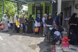 Keluarga penerima manfaat antre untuk menerima Makan Bergizi Gratis (MBG) di Posyandu Kenanga, Desa Utama, Kabupaten Ciamis, Jawa Barat, Senin (1/9/2025). Pemerintah memulai program MBG khusus untuk ibu hamil, ibu menyusui, dan balita melalui posyandu, untuk memperoleh asupan makanan sehat dan bergizi seimbang sebagai strategi efektif untuk mendekatkan layanan gizi kepada masyarakat. ANTARA FOTO/Adeng Bustomi/agr