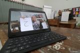 Guru agama Islam Umi Hanifah membuat video pembelajaran untuk dikirimkan kepada muridnya saat sekolah daring di SD Negeri Tempurejo 1, Kota Kediri, Jawa Timur, Senin (01/9/2025). Pascakerusuhan di Kediri pemerintah Kota Kediri menginstruksikan pembelajaran secara daring pada satuan pendidikan jenjang PAUD, TK, SD, dan SMP mulai tanggal 1-4 September 2025 guna menghindari kejadian yang tidak diinginkan dan tenaga pendidik tetap melaksanakan tugas pembelajaran dari sekolah melalui berbagai platform digital. ANTARA Jatim/Prasetia Fauzani/mas.
