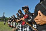 Pecalang atau petugas keamanan adat Bali berdoa bersama saat mengikuti Gelar Agung Pecalang Bali di kawasan Renon, Denpasar, Bali, Senin (1/9/2025). Ribuan pecalang dari seluruh wilayah Bali menyatakan siap bekerja sama dengan aparat keamanan negara serta seluruh komponen masyarakat dalam menjaga keamanan, ketenteraman, dan ketertiban Bali serta mencegah terjadinya demonstrasi anarkis. ANTARA FOTO/Fikri Yusuf/wsj.