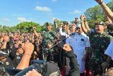 Gubernur Bali Wayan Koster (kedua kanan) bersama Pangdam IX/Udayana Mayjen TNI Piek Budyakto (kanan), Kapolda Bali Irjen Pol Daniel Adityajaya (kedua kiri), Ketua Majelis Desa Adat (MDA) Bali Ida Penglingsir Agung Putra Sukahet (tengah) dan Danrem 163/Wira Satya Brigjen TNI Ida Idewa Agung Hadisaputra (kiri) meneriakkan yel-yel bersama pecalang atau petugas keamanan adat Bali saat Gelar Agung Pecalang Bali di kawasan Renon, Denpasar, Bali, Senin (1/9/2025). Ribuan pecalang dari seluruh wilayah Bali menyatakan siap bekerja sama dengan aparat keamanan negara serta seluruh komponen masyarakat dalam menjaga keamanan, ketenteraman, dan ketertiban Bali serta mencegah terjadinya demonstrasi anarkis. ANTARA FOTO/Fikri Yusuf/wsj.