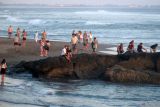 Wisatawan berkunjung di Pantai Echo Canggu, Badung, Bali, Senin (1/9/2025). Ketua Asosiasi Perusahaan Perjalanan Wisata Indonesia (Asita) Bali I Putu Winastra mengatakan antusias wisatawan mancanegara masih tinggi untuk ke Bali dan situasi pariwisata masih kondusif pasca terjadi aksi unjuk rasa yang berakhir ricuh pada Sabtu (30/8). ANTARA FOTO/Nyoman Hendra Wibowo/wsj.