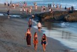 Wisatawan berkunjung di Pantai Echo Canggu, Badung, Bali, Senin (1/9/2025). Ketua Asosiasi Perusahaan Perjalanan Wisata Indonesia (Asita) Bali I Putu Winastra mengatakan antusias wisatawan mancanegara masih tinggi untuk ke Bali dan situasi pariwisata masih kondusif pasca terjadi aksi unjuk rasa yang berakhir ricuh pada Sabtu (30/8). ANTARA FOTO/Nyoman Hendra Wibowo/wsj.