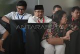 Mantan Menteri Agama Yaqut Cholil Qoumas (kedua kiri) menunggu untuk menjalani pemeriksaan di Gedung Merah Putih KPK, Jakarta, Senin (1/9/2025). KPK memeriksa Yaqut Cholil Qoumas sebagai saksi dalam penyidikan kasus dugaan korupsi kuota haji khusus 2024. ANTARA FOTO/Fauzan/wpa.