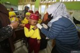 Petugas kesehatan menyuntikkan vaksin measles rubella (MR) pada pelajar di Madrasah Ibtidaiyah Negeri 2 Kediri, Jawa Timur, Senin (1/9/2025). Kegiatan bulan imunisasi anak sekolah (BIAS) tersebut sebagai upaya pencegahan terhadap penyakit menular berbahaya khususnya campak dan rubella. Antara Jatim/Prasetia Fauzani/um