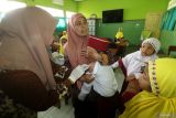 Petugas kesehatan menyuntikkan vaksin measles rubella (MR) pada pelajar di Madrasah Ibtidaiyah Negeri 2 Kediri, Jawa Timur, Senin (1/9/2025). Kegiatan bulan imunisasi anak sekolah (BIAS) tersebut sebagai upaya pencegahan terhadap penyakit menular berbahaya khususnya campak dan rubella. Antara Jatim/Prasetia Fauzani/um