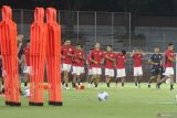 Sejumlah pesepak bola Timnas Indonesia U-23 mengikuti sesi latihan di Stadion Gelora 10 November, Surabaya, Jawa Timur, Selasa (2/9/2025). Latihan tersebut digelar sebagai persiapan Kualifikasi AFC U-23 Asian Cup 2026 yang diikuti Indonesia, Laos, Macau, dan Korea Selatan pada 3-9 September mendatang di Sidoarjo. Antara Jatim/Umarul Faruq