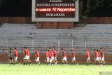 Sejumlah pesepak bola Timnas Indonesia U-23 mengikuti sesi latihan di Stadion Gelora 10 November, Surabaya, Jawa Timur, Selasa (2/9/2025). Latihan tersebut digelar sebagai persiapan Kualifikasi AFC U-23 Asian Cup 2026 yang diikuti Indonesia, Laos, Macau, dan Korea Selatan pada 3-9 September mendatang di Sidoarjo. Antara Jatim/Umarul Faruq