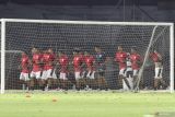 Sejumlah pesepak bola Timnas Indonesia U-23 mengikuti sesi latihan di Stadion Gelora 10 November, Surabaya, Jawa Timur, Selasa (2/9/2025). Latihan tersebut digelar sebagai persiapan Kualifikasi AFC U-23 Asian Cup 2026 yang diikuti Indonesia, Laos, Macau, dan Korea Selatan pada 3-9 September mendatang di Sidoarjo. Antara Jatim/Umarul Faruq