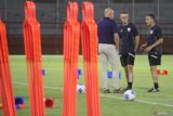 Pelatih Tim Nasional Sepak Bola U-23 Gerald Vanenburg (kanan) berbincang  dengan pelatih Tim Nasional Sepak Bola U-20 Frank van Kempen (tengah) dan  penasihat Teknis Timnas Indonesia Johan Cruyff (kiri) saat sesi latihan di Stadion Gelora 10 November, Surabaya, Jawa Timur, Selasa (2/9/2025). Latihan tersebut digelar sebagai persiapan Kualifikasi AFC U-23 Asian Cup 2026 yang diikuti Indonesia, Laos, Macau, dan Korea Selatan pada 3-9 September mendatang di Sidoarjo. Antara Jatim/Umarul Faruq
