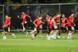Sejumlah pemain Timnas Indonesia mengikuti sesi latihan di Lapangan C Stadion Gelora Bung Tomo, Surabaya, Jawa Timur, Selasa (2/9/2025). Latihan tersebut digelar sebagai persiapan jelang Fifa Matchday melawan Timnas China Taipei pada (5/9) dan Lebanon (8/9) di Stadion Gelora Bung Tomo, Surabaya. Antara Jatim/Rizal Hanafi/um