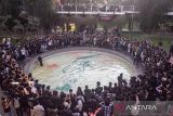 Keluarga Mahasiswa (KM) Institut Teknologi Bandung (ITB) menyaksikan teatrikal saat aksi simbolik solidaritas untuk Indonesia di Kolam Indonesia Tenggelam Kampus ITB, Bandung, Jawa Barat, Selasa (2/9/2025). Aksi tersebut sebagai bentuk sikap kemanusiaan, solidaritas, serta kepedulian bersama terhadap kondisi Indonesia sekaligus menolak segala bentuk kekerasan dalam penanganan unjuk rasa di Indonesia. ANTARA FOTO/Novrian Arbi/agr