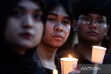 Keluarga Mahasiswa (KM) Institut Teknologi Bandung (ITB) memegang lilin saat aksi simbolik solidaritas untuk Indonesia di Kolam Indonesia Tenggelam Kampus ITB, Bandung, Jawa Barat, Selasa (2/9/2025). Aksi tersebut sebagai bentuk sikap kemanusiaan, solidaritas, serta kepedulian bersama terhadap kondisi Indonesia sekaligus menolak segala bentuk kekerasan dalam penanganan unjuk rasa di Indonesia. ANTARA FOTO/Novrian Arbi/agr