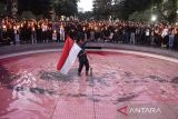Keluarga Mahasiswa (KM) Institut Teknologi Bandung (ITB) melakukan aksi simbolik solidaritas untuk Indonesia di Kolam Indonesia Tenggelam Kampus ITB, Bandung, Jawa Barat, Selasa (2/9/2025). Aksi tersebut sebagai bentuk sikap kemanusiaan, solidaritas, serta kepedulian bersama terhadap kondisi Indonesia sekaligus menolak segala bentuk kekerasan dalam penanganan unjuk rasa di Indonesia. ANTARA FOTO/Novrian Arbi/agr